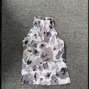 Beautiful versatile sleeveless shirt, with V-neck